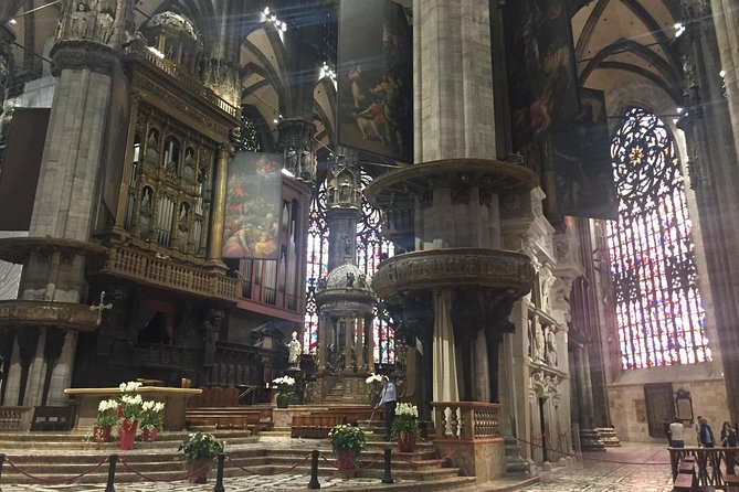 2-hours Duomo of Milan guided experience with entrance tickets - Inside the Duomo di Milano: what the guide helps you notice