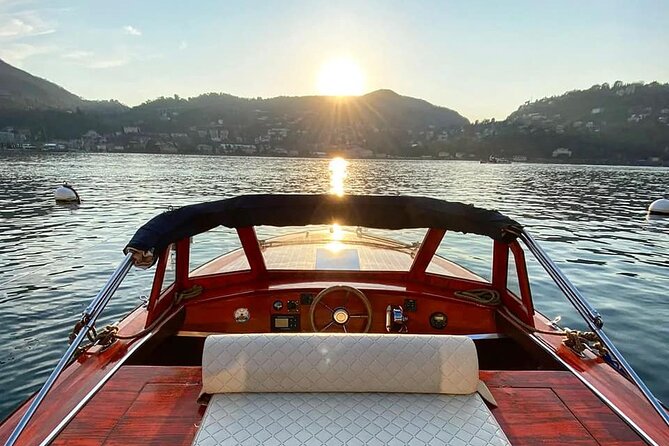 2 Hours Private Wooden Boat Tour on Lake Como 10 pax - Boarding in Como and the cruise rhythm you’ll feel