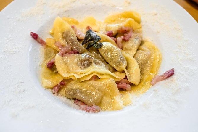 Bergamo: Full meal Food Tour with Local Delights by Do Eat Better - Why this Bergamo Alta food walk feels more like dinner than tourism