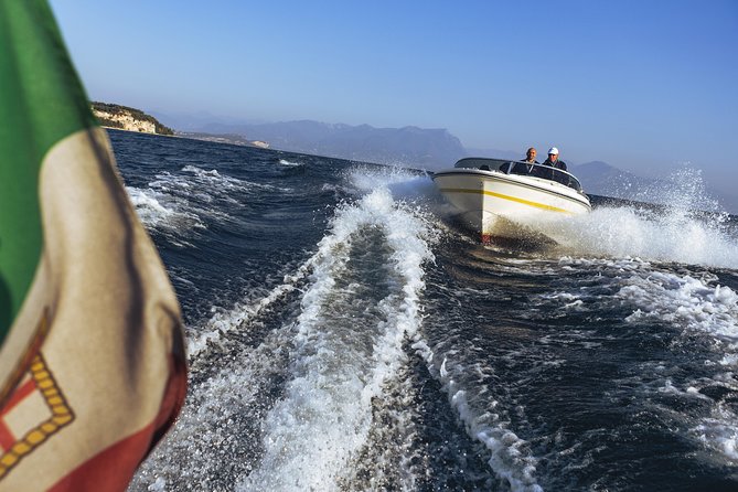 Castles boat tour with Bardolino wine tasting and nibbles - Swim stop on the lake: the part you should plan for