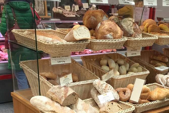 Como Food Tour and the Farmers Market - Piazza del Duomo and the Broletto view: seeing the landmarks without the pressure