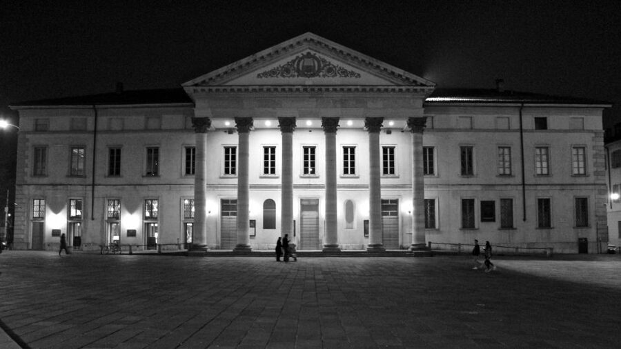 Como: Private Walking Tour - The private format, guide quality, and languages that help you relax