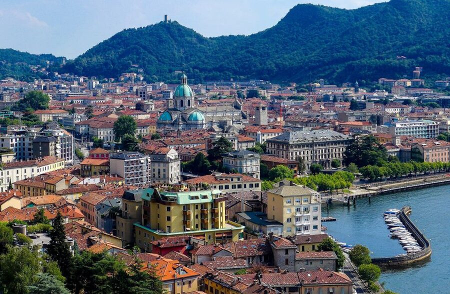 Como: Private Walking Tour - Piazza Volta and Piazza Duomo, where the city’s energy gathers