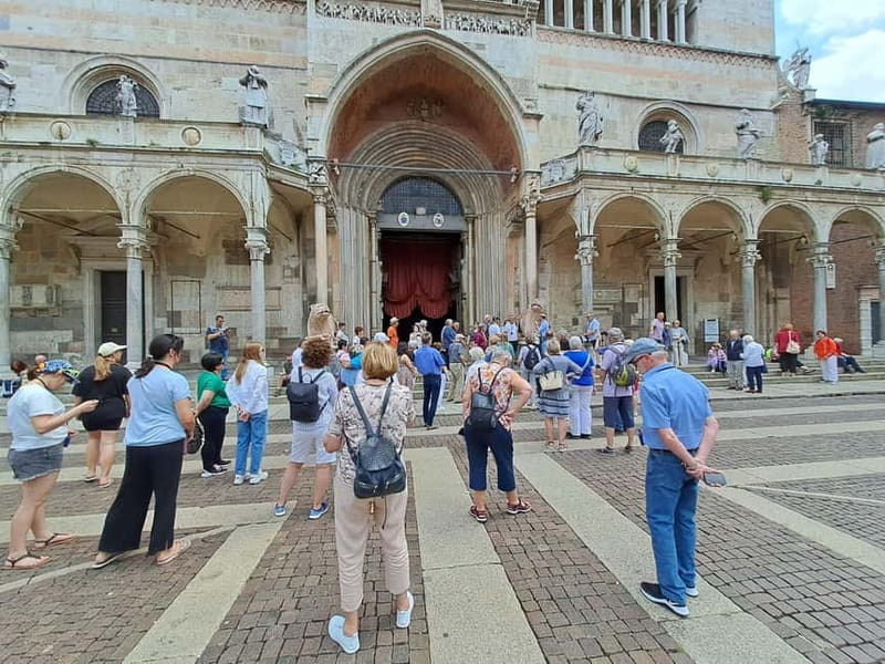 Cremona: City of art and music in Italian - 2. Start at Infopoint Cremona, then let the guide set the rhythm