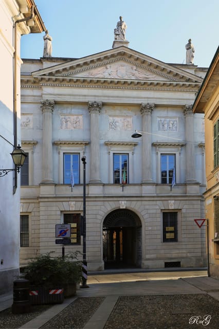 Cremona: Visit the Violinmaker School - The Secret of Strad - Student workspaces: seeing technique in the real classroom