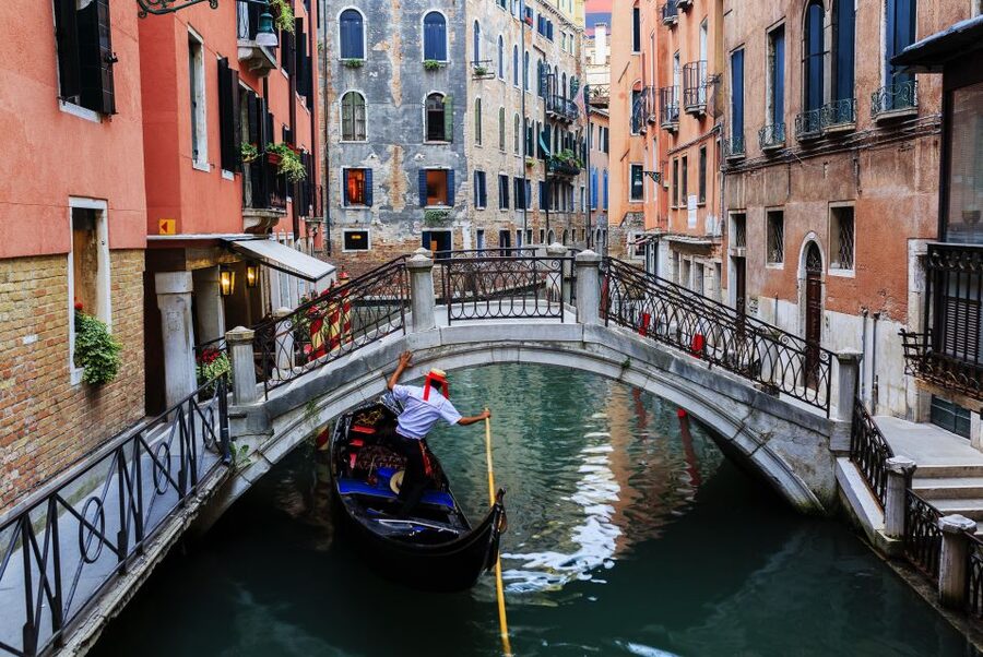From Lake Garda: Full-day Group Tour of Venice - Review Highlights: What to Expect from the Guide and Crew