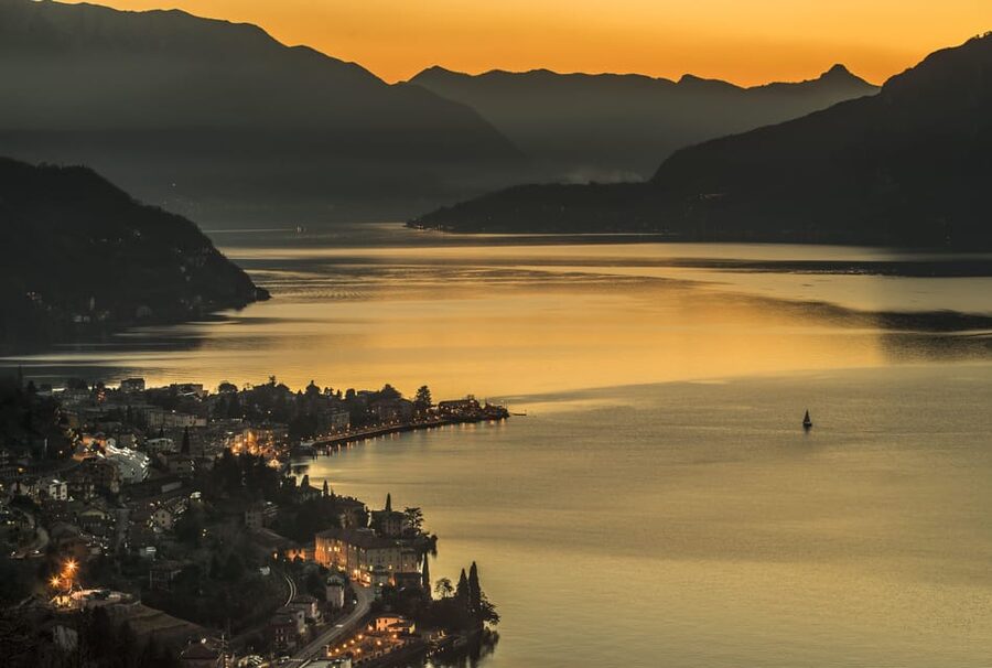 From Milan: Varenna, Bellagio, and Como Day Trip - Guide style and the radio headset that keeps the day moving