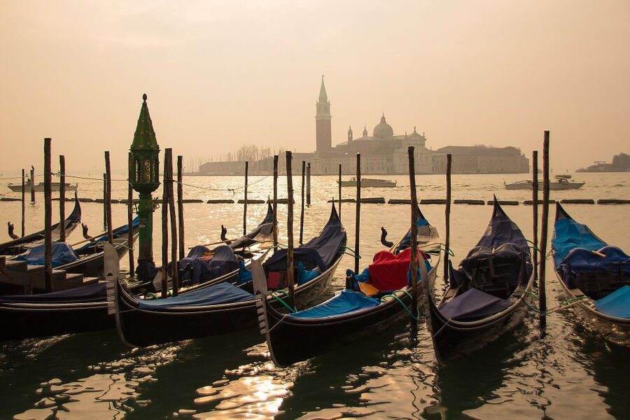 From Milan: Venice and Verona Full-Day Tour by Train - Crossing into Venice, Getting Your Bearings in the Lagoon City