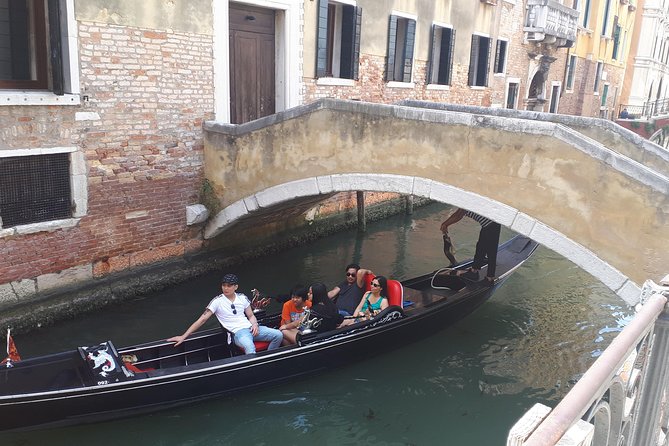 From Milan: Venice Full-Day Guided Tour With Boat Ride - Your free time in Venice: lunch decisions and the gondola call