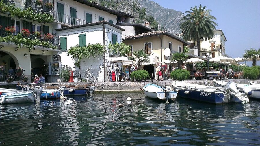 Full-Day Lake Garda Tour: Bus & Public Boat with Guide - Friday route: Sirmione and Limone, then a boat to Malcesine