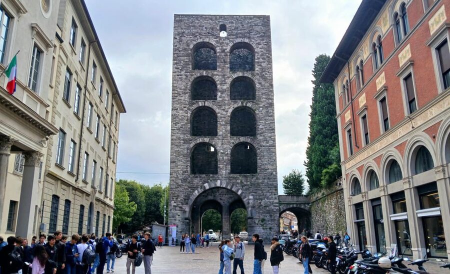 How: Tour of the historic center - Entering the Duomo di Como, Gothic façade to the interior you can walk through