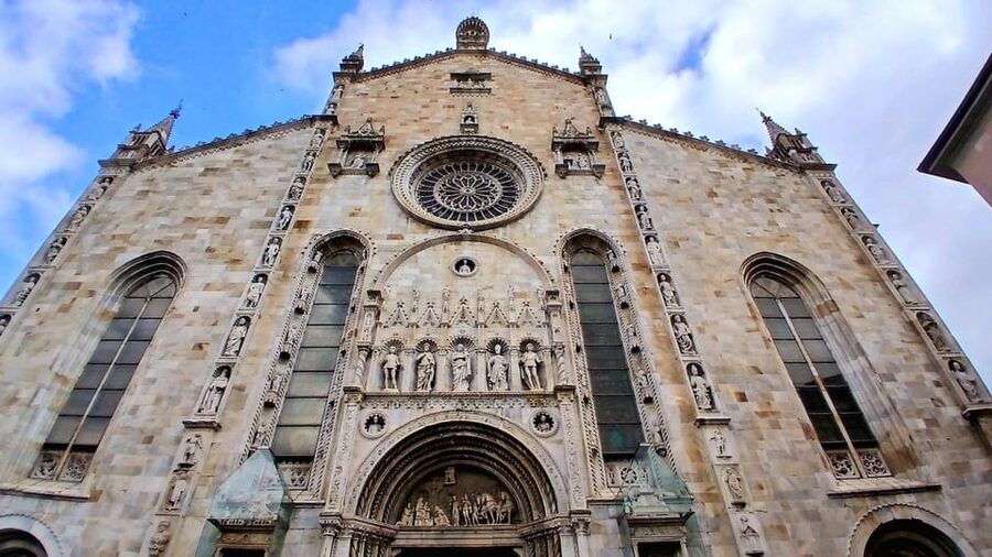 How: Tour of the historic center - Starting at Liceo Volta by Torre Porta, where your bearings get set