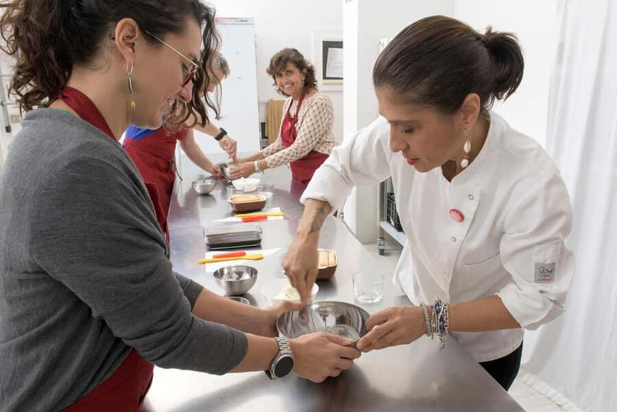 International aperitif + cooking class in Italian - Welcome buffet to first apron: what you feel in the beginning