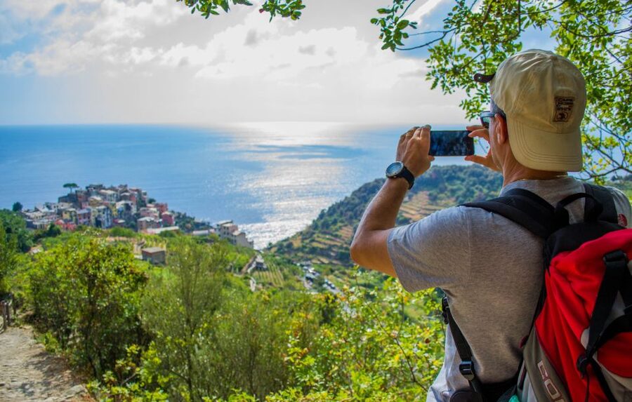 La Spezia: Cinque Terre Guided Hiking Tour - Manarola to Corniglia: the steep trail with vineyard views
