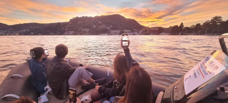 Lake Como: Aperitivo Cruise with Prosecco at Sunset - The 1-Hour Cruise Flow: Photo Stop, Snacks, and Scenic Viewing