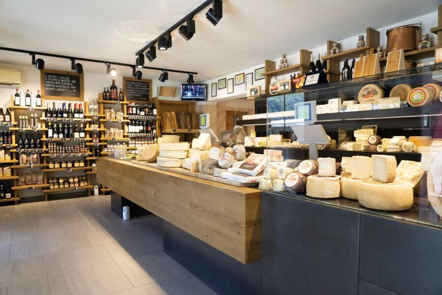 Lake Como: Cheese Factory Tour and Tasting in Valsassina - The 40-minute guided factory tour, and what you will notice
