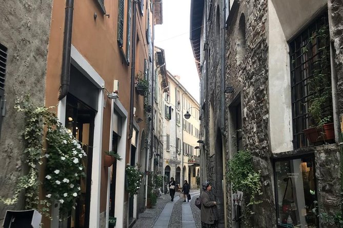 Lake Como: eBike City Tour Guided by an iPad and a Tour Leader - Lakefront Icons: Life Electric and Volta Square in Motion