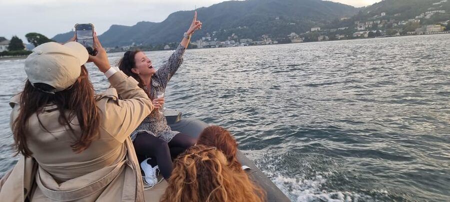 Lake Como: Shared Boat Tour with Prosecco Aperitif - How the audio guide and skipper storytelling work together
