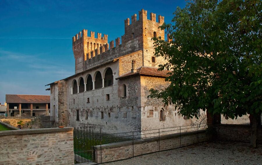 Malpaga Castle guided tour - Period Dress Guides: How It Changes the Visit