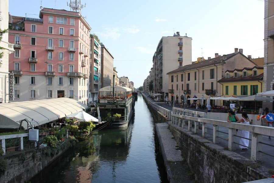 Milan: Best of the Highlights Walking Tour - Piazza Affari and Piazza Cordusio: modern Milan, historic framing