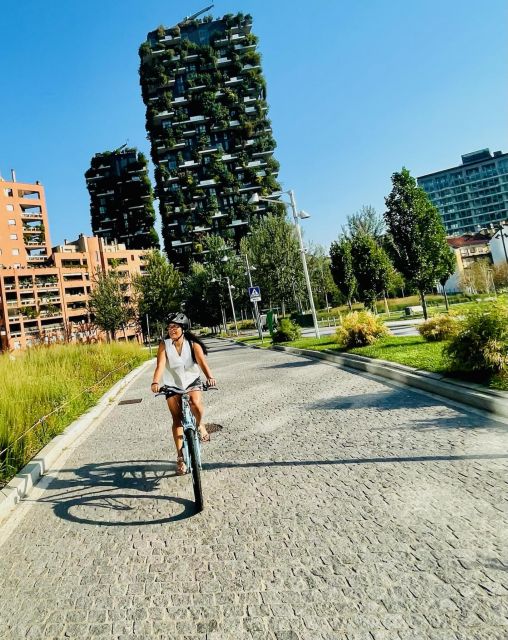 Milan: Bike tour of the city - Duomo and Quadrilatero della Moda: Milan’s Biggest Icons in One Sweep