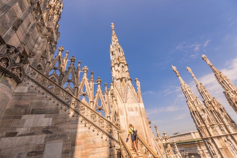Milan Duomo and Rooftop 2-Hour Guided Tour - Meeting under Mondadori and getting into the Duomo fast