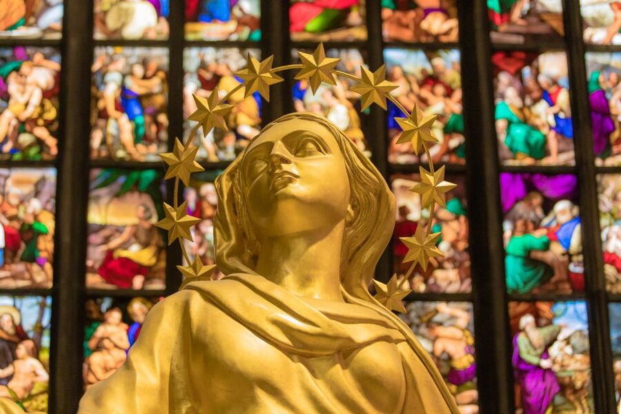 Milan Duomo Cathedral Tour - Finding the guide fast at Mondadori Megastore