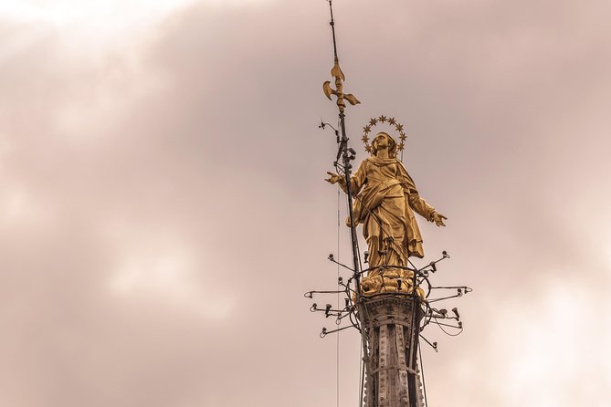 Milan Duomo Rooftop Terrace Guided Tour - The Quick Piazza del Duomo Stop: Reading the Façade Like a Pro