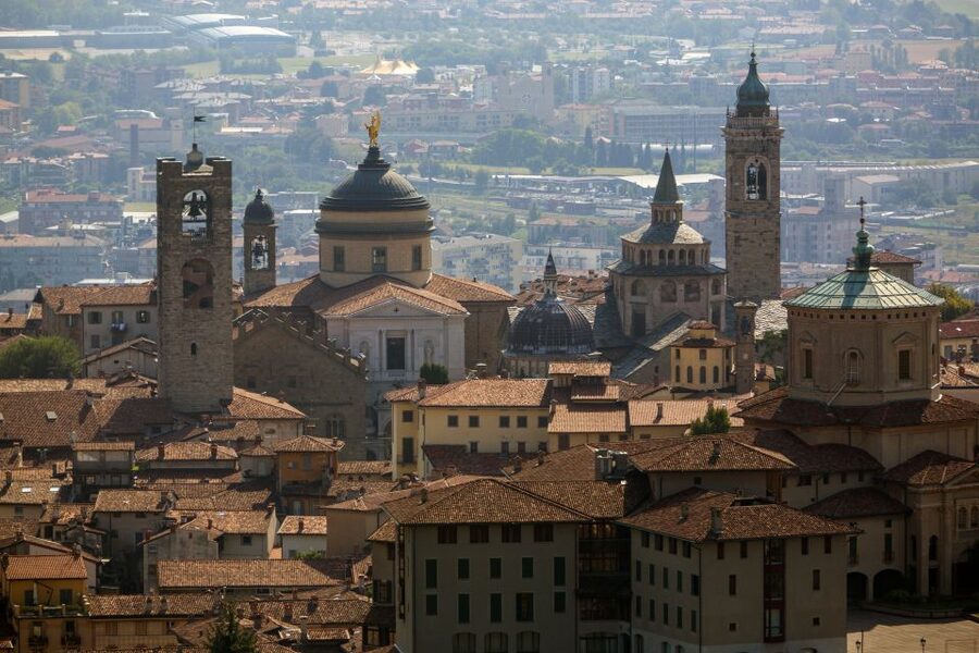 Milan: Franciacorta Winery and Bergamo Day Trip with Lunch - Lunch near Lake Iseo: when the wine day slows down