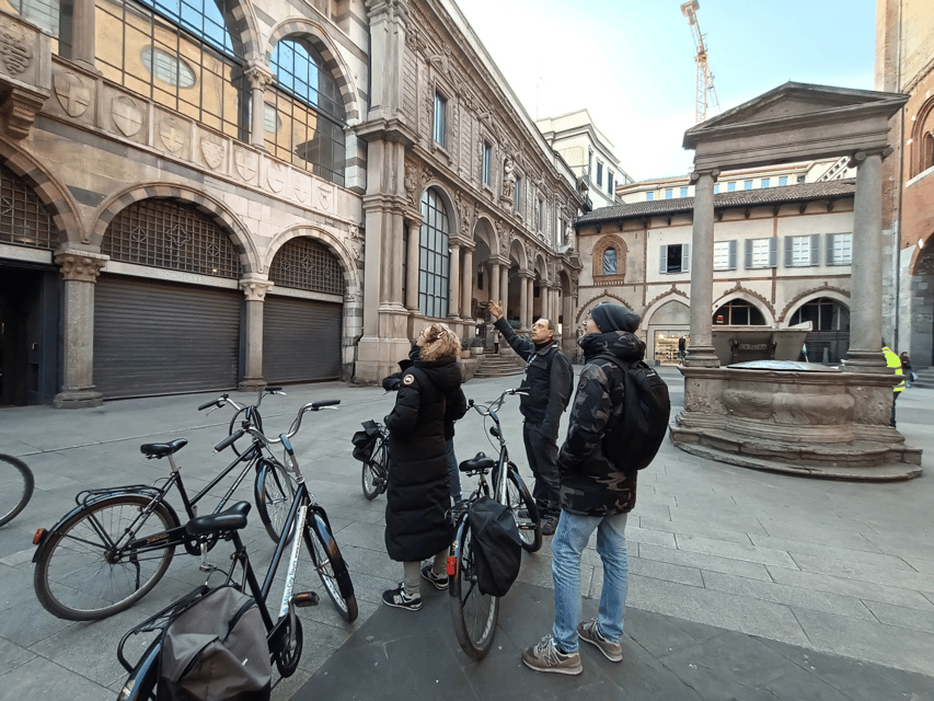 Milan: Guided Bike Tour - Duomo Square photo session, finishing with the iconic view