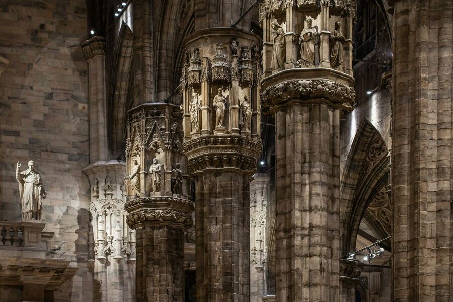 Milan: Milan Cathedral Direct Entrance - Terrace Excluded - Stained glass that rewards you for changing angles