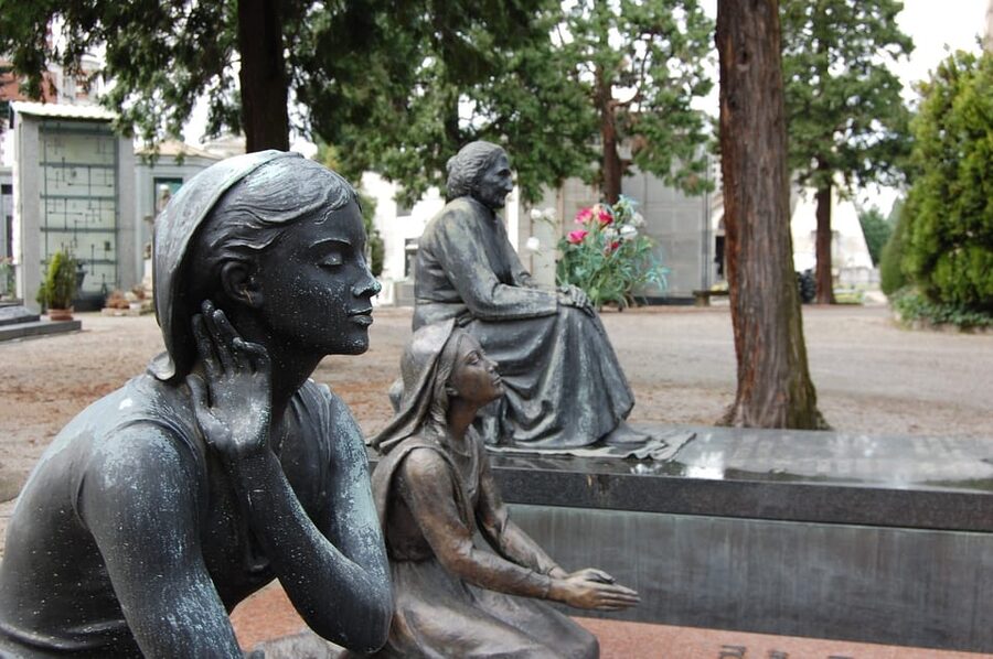 Milan: Monumental Cemetery Group Walking Tour - Famedio: the former church that became the rich’s resting hall