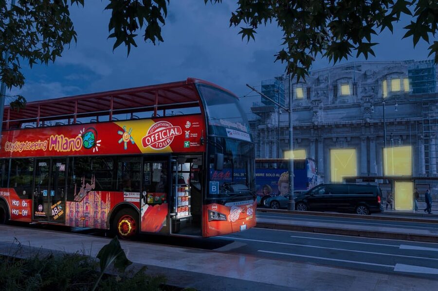 Milan: Night Tour by Bus - Teatro alla Scala and Brera: Cultural Stops You Pass, Not Explore