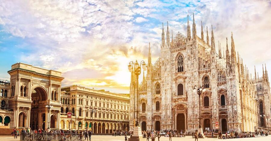 Milan: Old Town Highlights Private Guided Tour - Piazza Mercanti: the Old Town heart before modern Milan took over