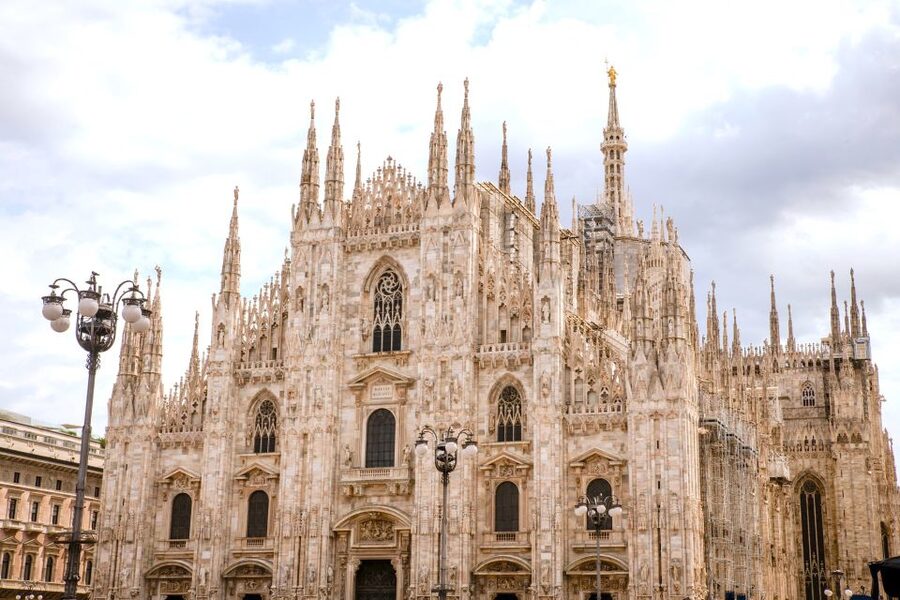 Milan: Priority Access Duomo and Rooftop Tour - Getting started: finding the kiosk with the yellow TOUR sign