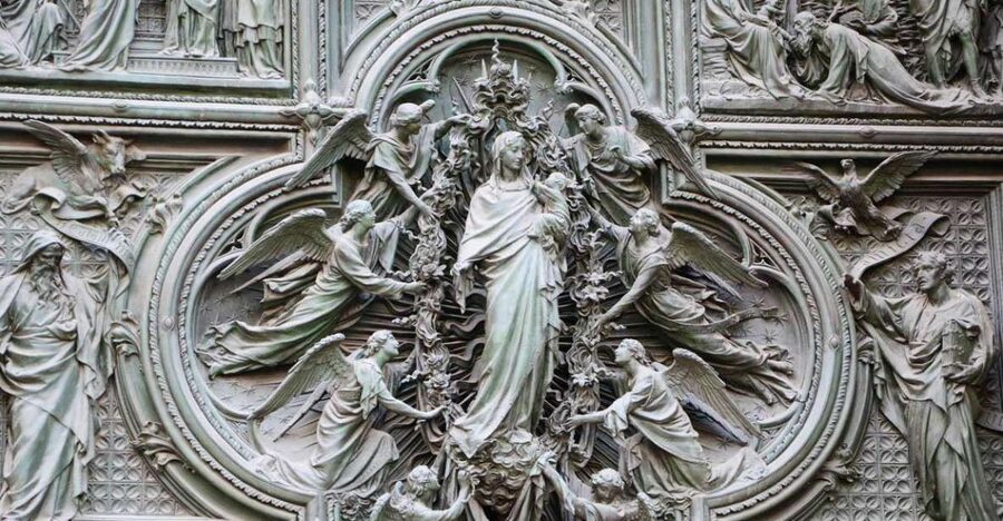 Milan: Private or Shared Essential Walking Tour - Starting near Duomo di Milano, with the right attitude for a walk