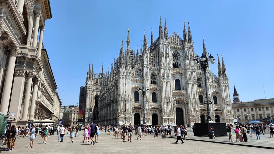 Milan: Private Walking Tour with Last Supper and Duomo Entry - Piazza della Scala and Teatro alla Scala, best seen from street level