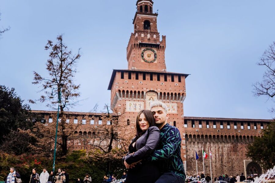 Milan: Professional Photoshoot Outside Sforza Castle - Where you meet and how to spot your photographer fast