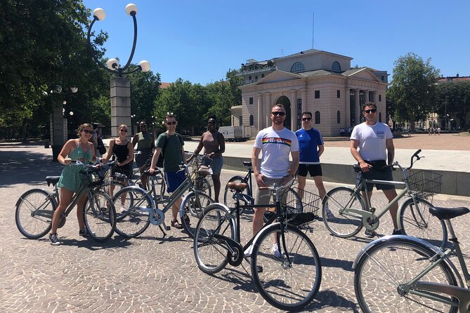 Milan's Hidden Gems: Unique Bike Tour (ENG, NL) - Bikes, helmets, water, and the small things that shape the ride
