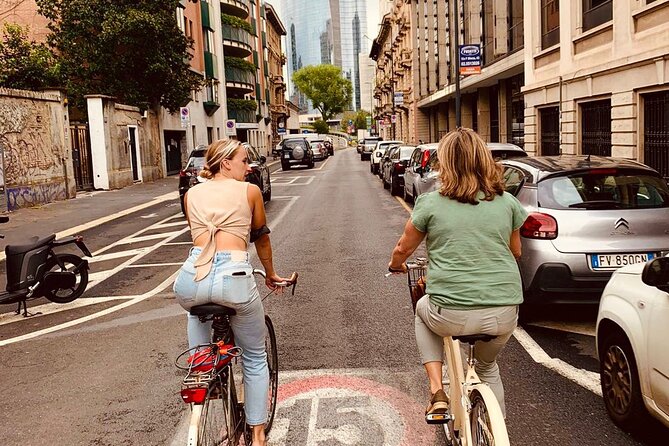 Milan's Hidden Gems: Unique Bike Tour (ENG, NL) - Safety, traffic crossings, and how the guide keeps it together