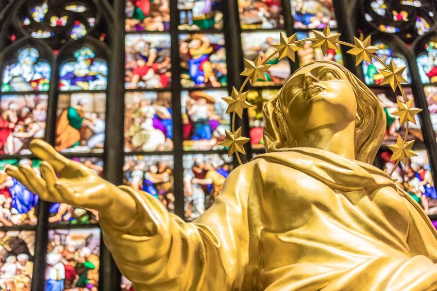 Milan: Scala Theater and Duomo Cathedral Guided Tour - What to expect from the guide, and why headsets matter
