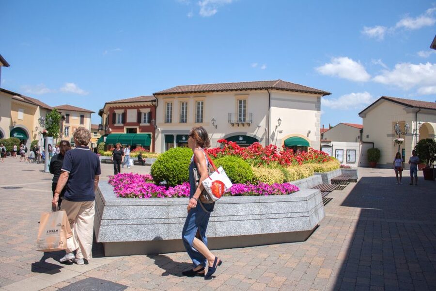 Milan: Serravalle Designer Outlet Roundtrip Bus Transfer - Coach comfort and on-board rules that affect your day