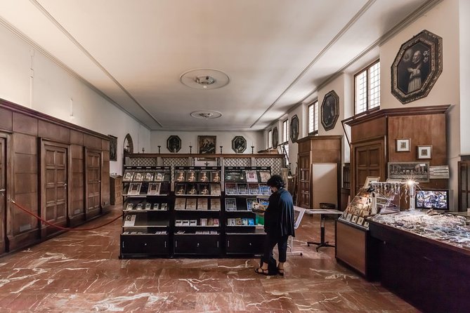 Milan Skip the Line The Last Supper and Renaissance Walking Tour - Your guide, headsets, and the group size reality check