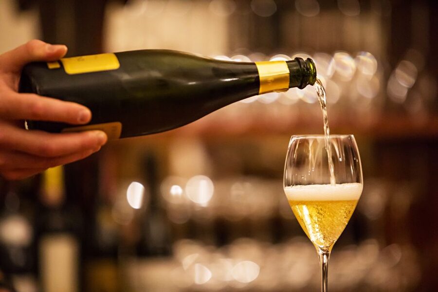 Milan: Wine Tasting Experience in the City Centre - Why this traditional wine bar setting matters in Milan