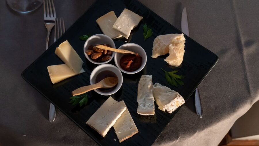 Milan: Wine Tasting Experience in the City Centre - The 1.5-hour flow: three wines, small plates, and real pairing advice
