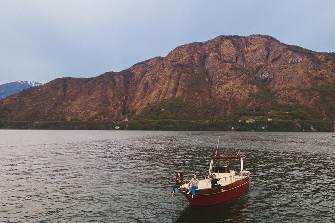 Private Boat Tour on Italian Gozzo on Lake Como - On Board Comfort: Shoes Off, Bring a Jacket, and Enjoy the Drinks