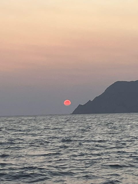 Riomaggiore: Cinque Terre Sunset Tour with Wine & Focaccia - Where You Meet the Boat in Riomaggiore (And How Not to Miss It)