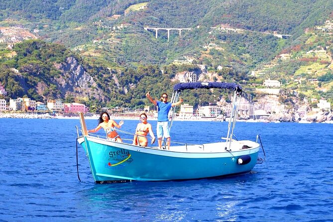 Riomaggiore : experience from the sea with focaccia and wine - Sailing the coast and pausing for village photos