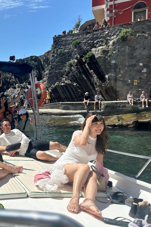 Riomaggiore: Guided Boat Tour around Cinque Terre - On-board vibes: drinks, music, and a relaxed 2.5-hour rhythm