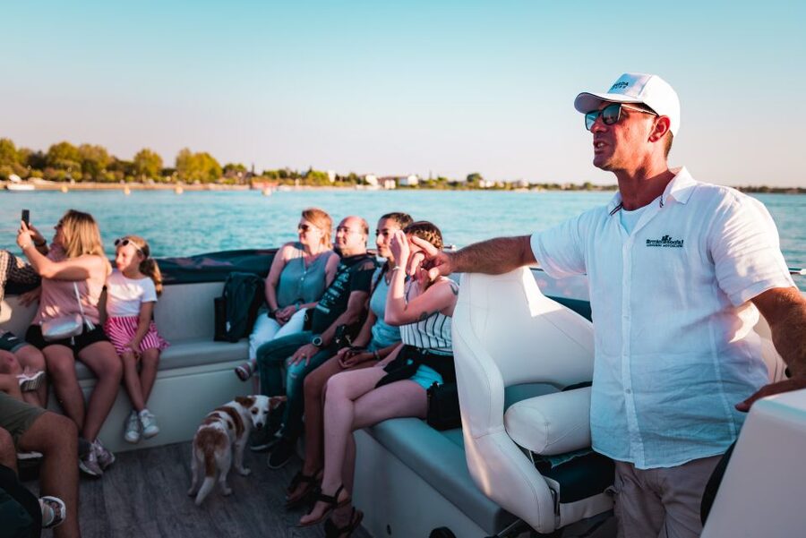 Sirmione: 25 Minute Boat Cruise around the Peninsula - What you’ll see first: harbor views and the Scaligero Castle perspective